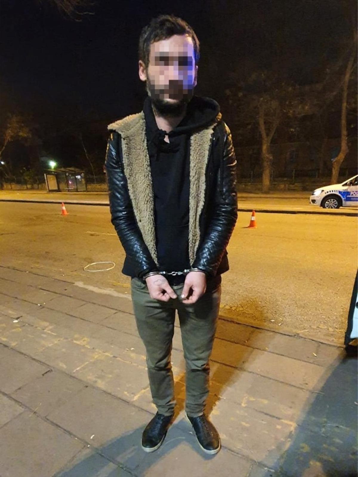 Ceza yememek i&ccedil;in taksinin bagajında yolculuk yaparken polislere yakalandı