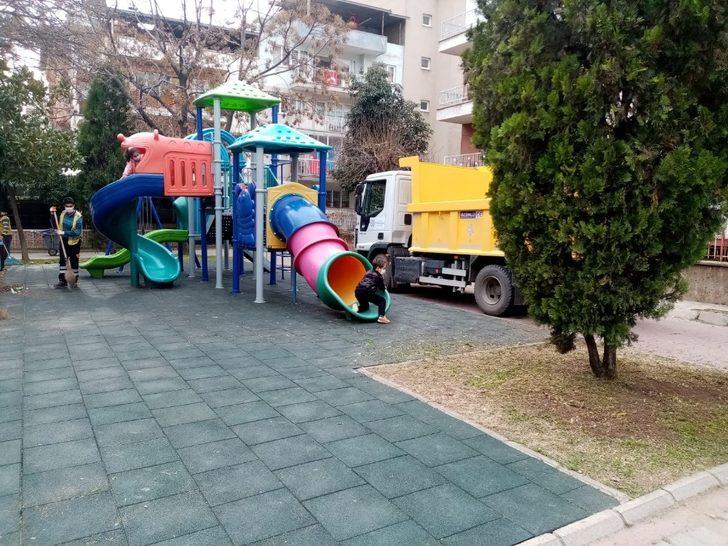 Büyükşehir ekipleri, çocuk parklarını temizliyor G4