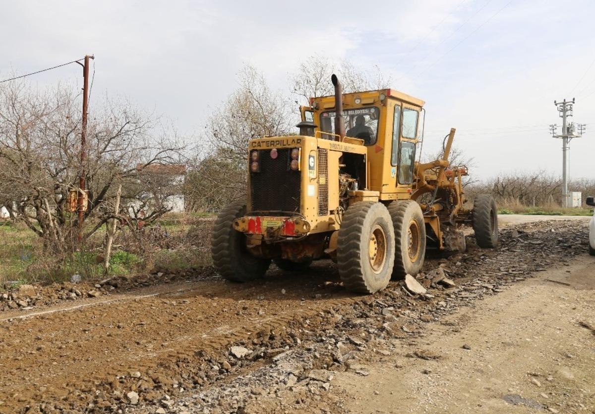 Turgutlu Belediyesi arazi yollarında asfalt hazırlık &ccedil;alışmasına başladı