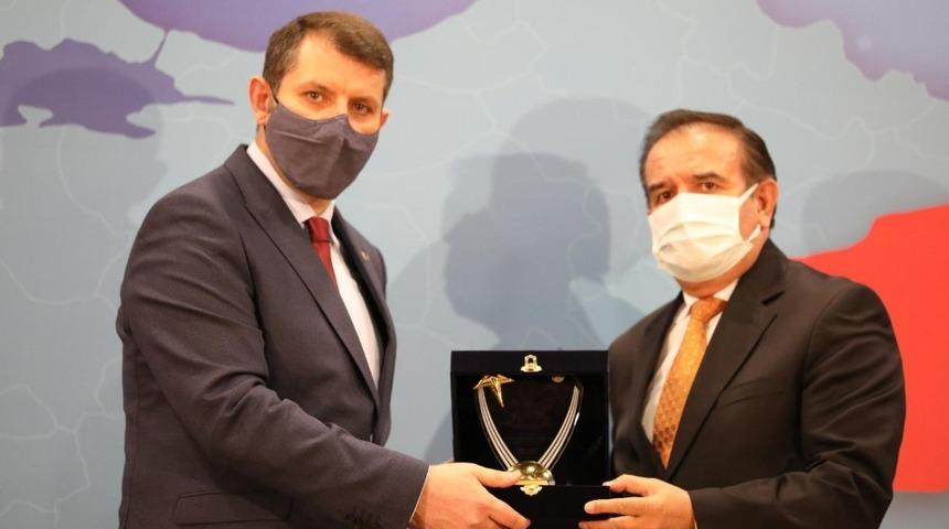 Vali’den TSYD’ye plaket