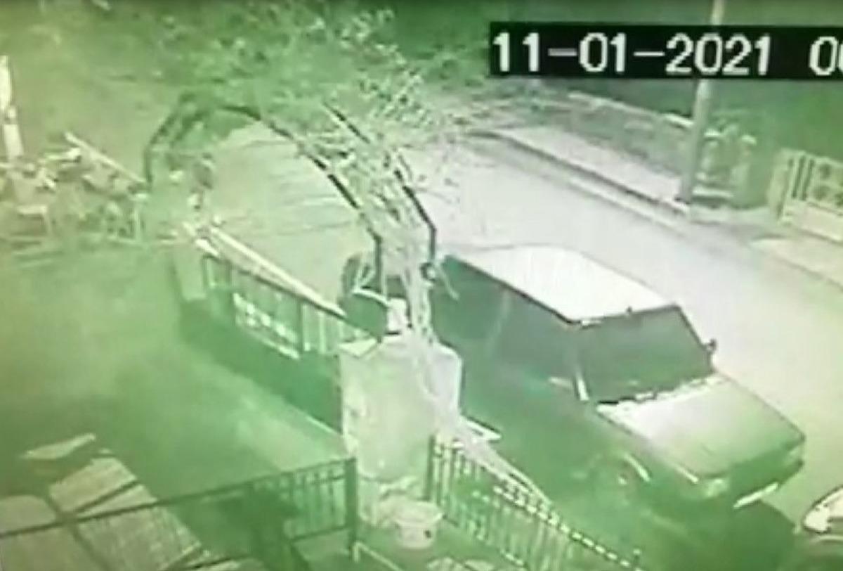 Demir kapının &uuml;zerinden atlayıp evden ayrılan alzheimer hastası yaşlı adam dağlık alanda bulundu