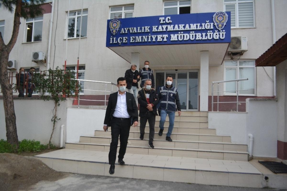 Ayvalık&rsquo;ta polis sahte altın şebekesini su&ccedil;&uuml;st&uuml; yakaladı