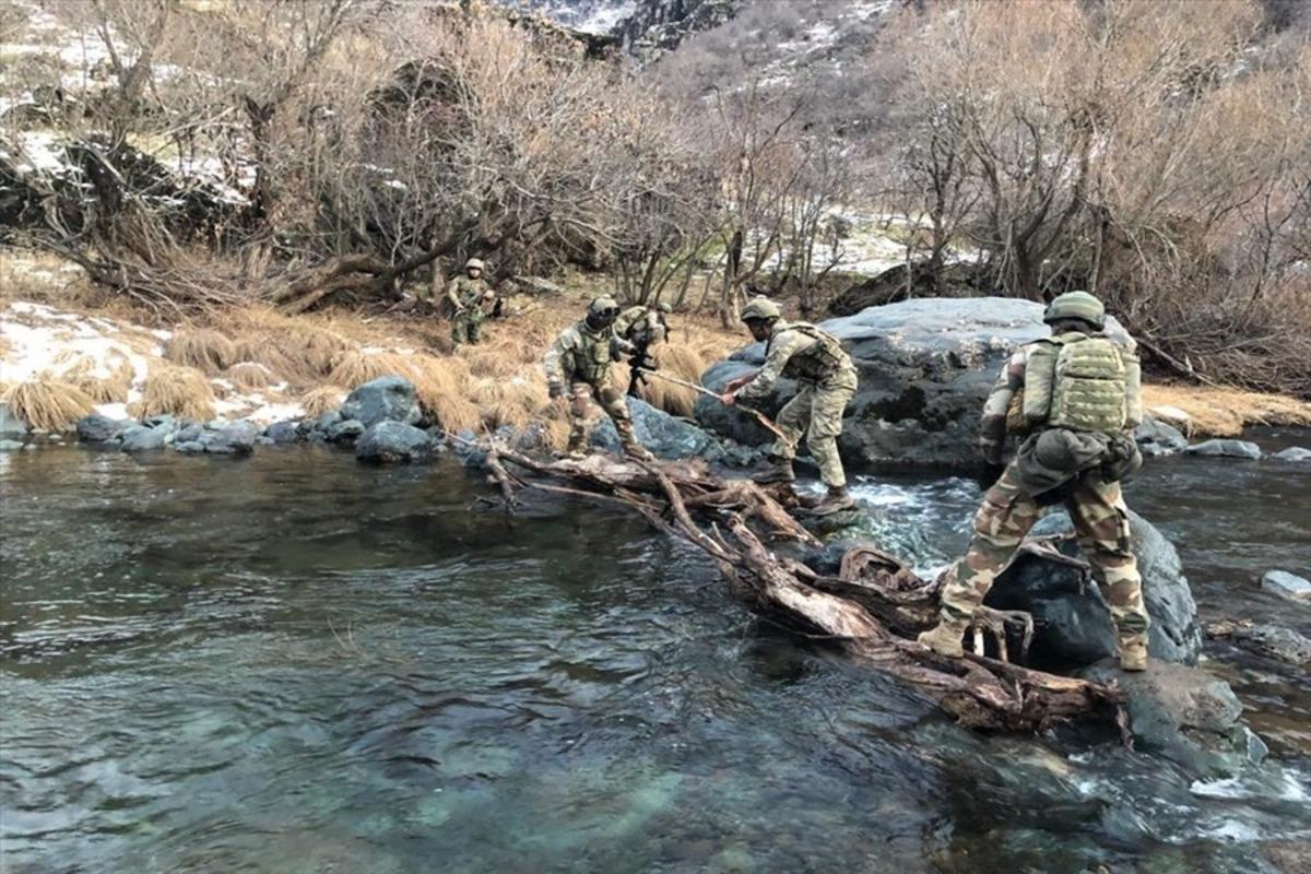 Mehmet&ccedil;ik, sudan ge&ccedil;emeyen k&ouml;peği omuzlarında nehrin karşısına taşıdı