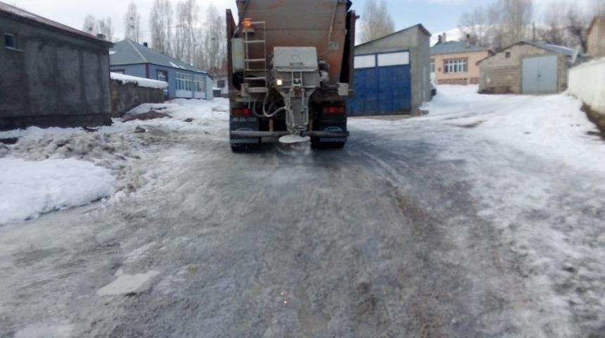 &Ccedil;aldıran Belediyesinden yol tuzlama &ccedil;alışması