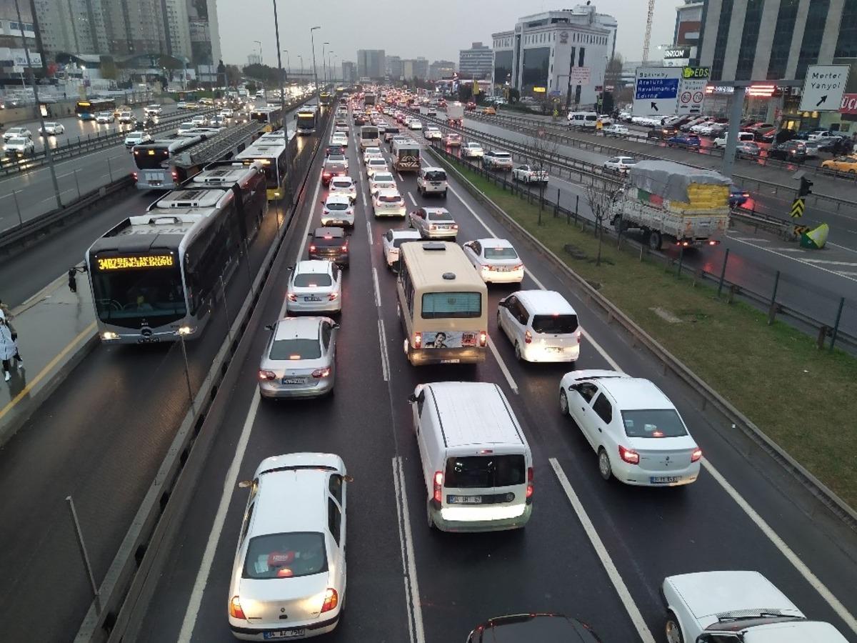 İstanbul&rsquo;da yağmur ve mesai sonrası trafik yoğunluğu