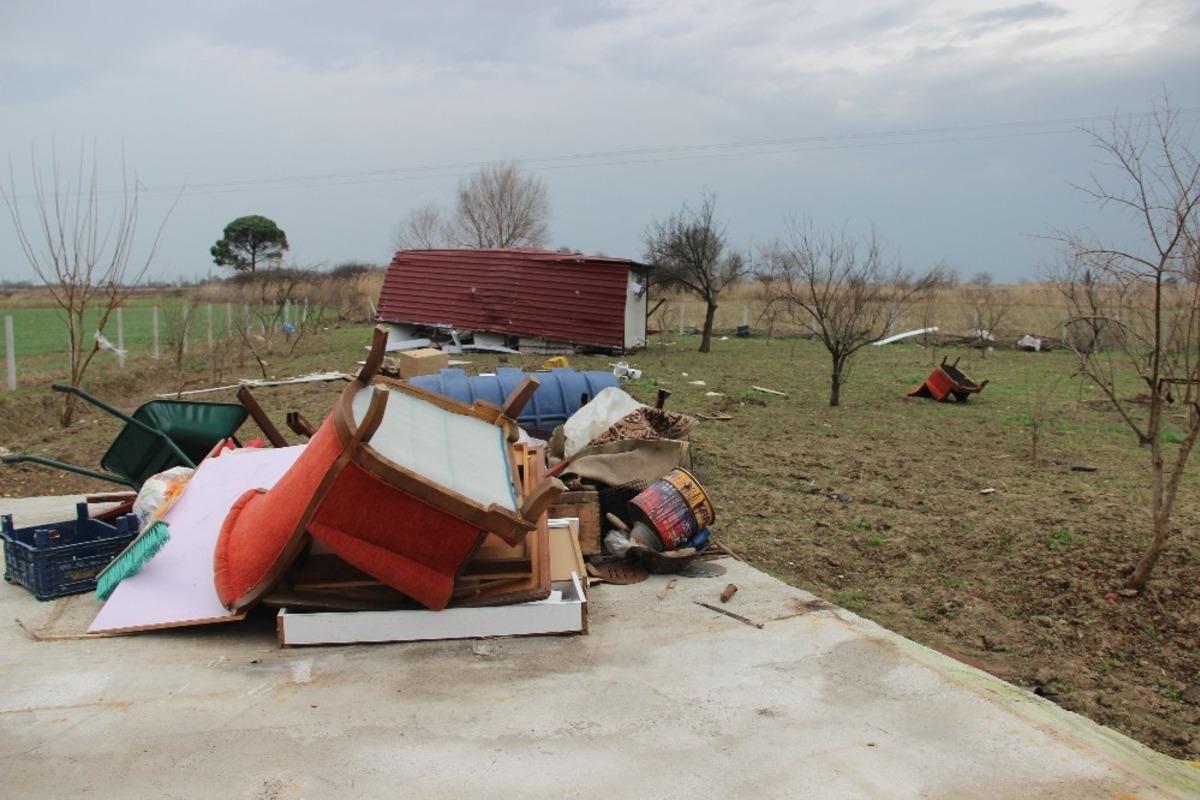 Manisa&rsquo;da fırtına konteyner evi u&ccedil;urdu: 2 yaralı