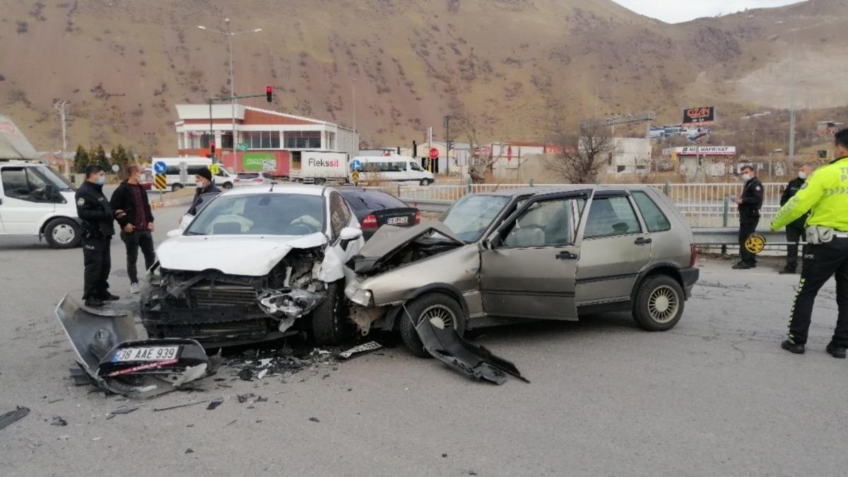 İki otomobil kafa kafaya &ccedil;arpıştı: 4 yaralı
