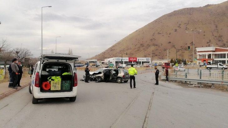 İki otomobil kafa kafaya çarpıştı: 4 yaralı G2