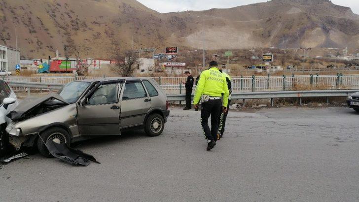 İki otomobil kafa kafaya çarpıştı: 4 yaralı G3