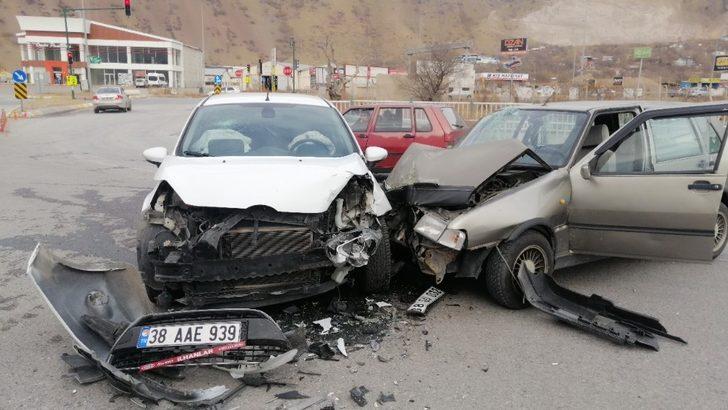 İki otomobil kafa kafaya çarpıştı: 4 yaralı G5