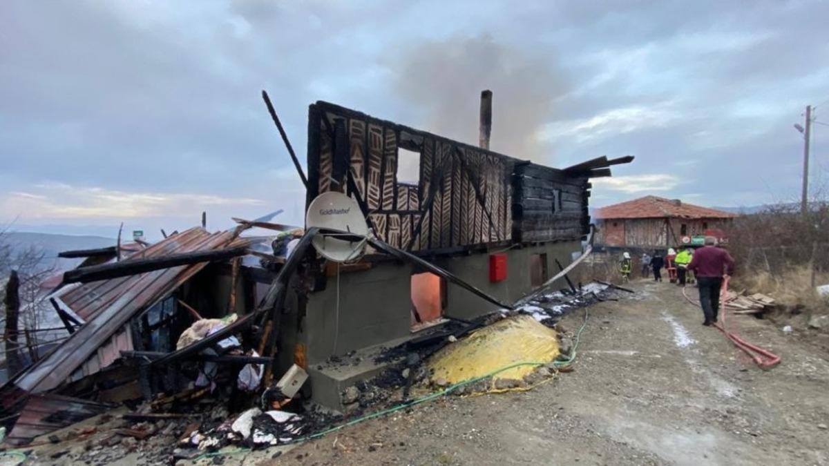 Elektrik kontağından &ccedil;ıkan yangın evi k&uuml;l etti