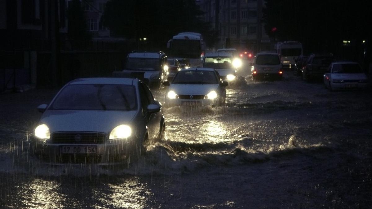 &Ccedil;anakkale&rsquo;de hava bir anda karardı, sokakları g&ouml;le d&ouml;nd&uuml;