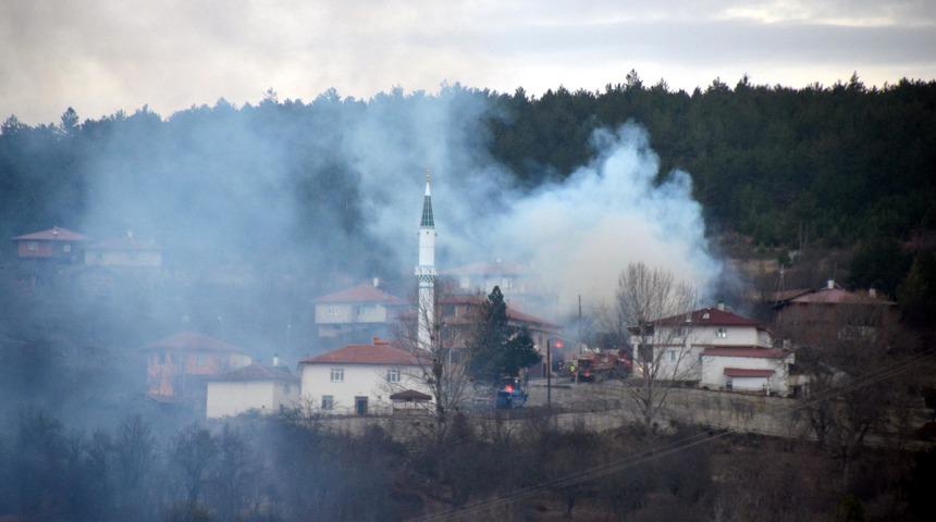 Kastamonu'da korkutan yangın! 2 katlı ev k&uuml;le d&ouml;nd&uuml;