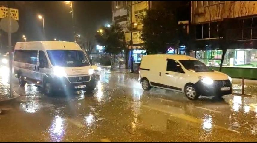 Bandırma&rsquo;ya beklenen yağış geldi