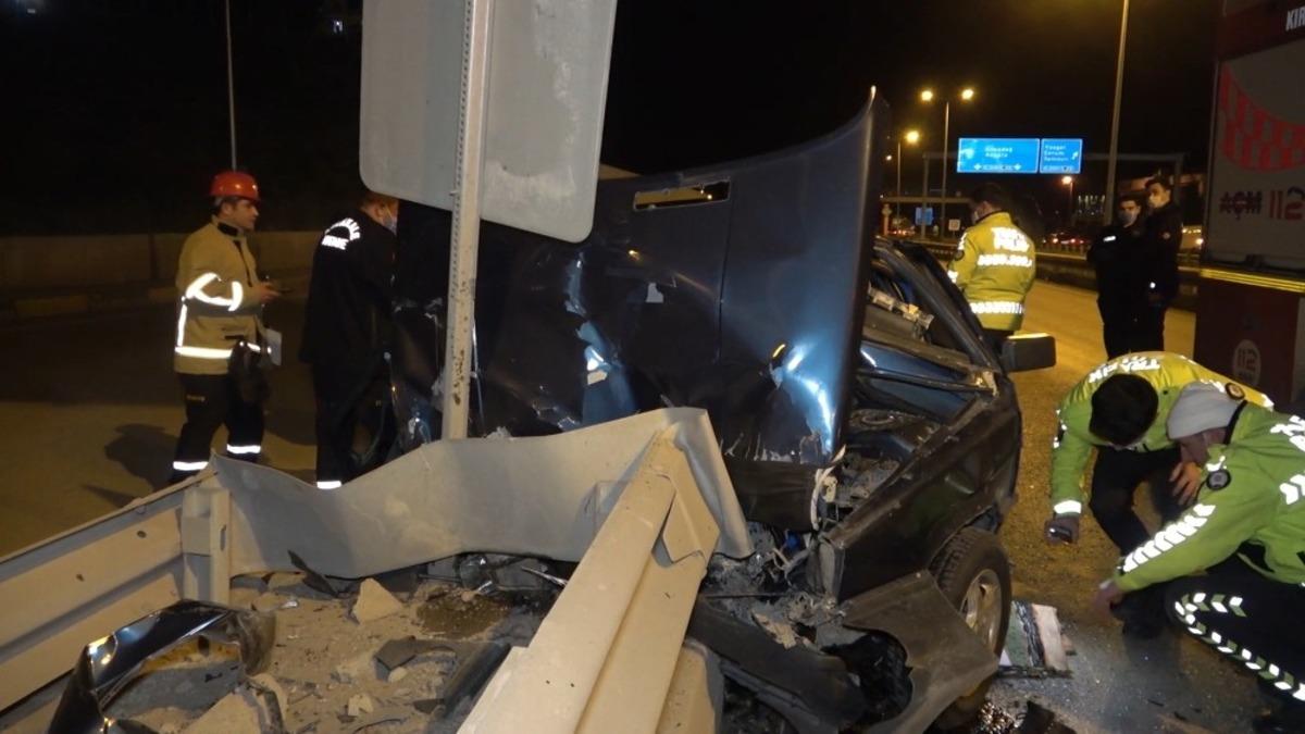 Otomobil ref&uuml;je ok gibi saplandı, 2 kişi &ouml;l&uuml;mden d&ouml;nd&uuml;