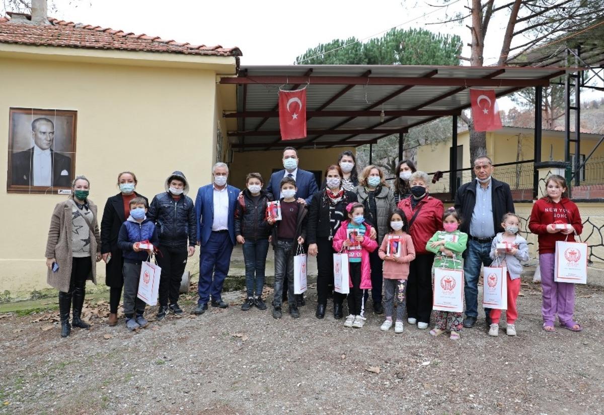 K&ouml;ydeki &ccedil;ocukların y&uuml;z&uuml;, yeni tabletlerle g&uuml;ld&uuml;