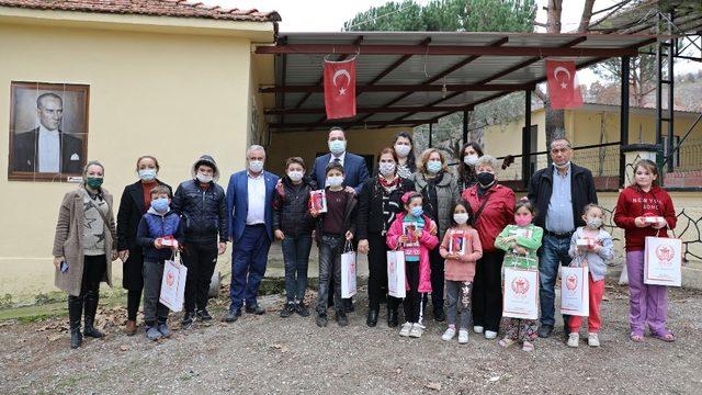 Köydeki çocukların yüzü, yeni tabletlerle güldü