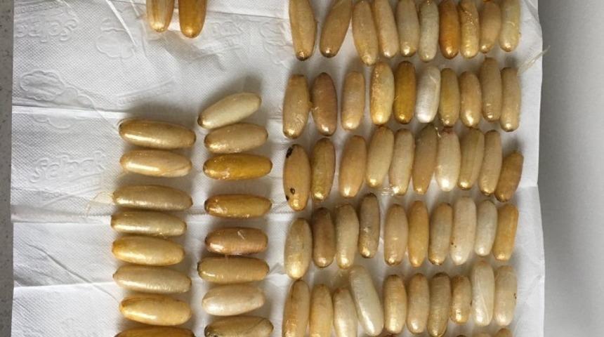 İstanbul Havalimanı&rsquo;nda yolcunun midesinden 93 kaps&uuml;l uyuşturucu &ccedil;ıktı