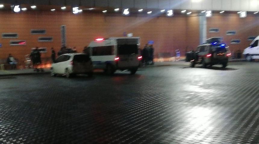 Otob&uuml;s terminalinde bı&ccedil;aklı kavga: 1 yaralı