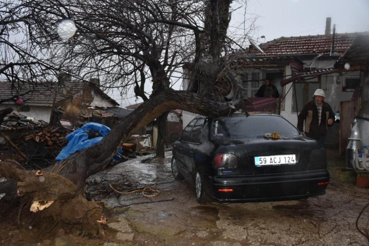 Fırtınaya dayanmayan ağa&ccedil; aracın &uuml;st&uuml;ne devrildi