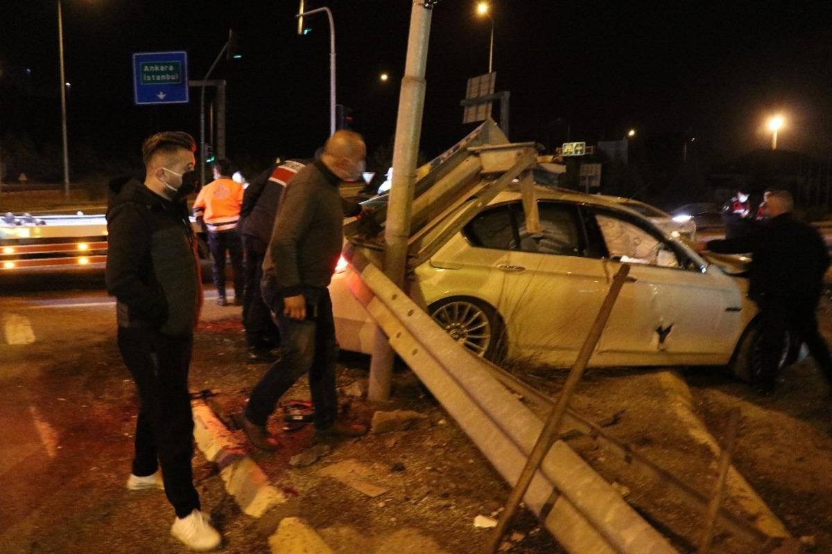Bolu&rsquo;da iki otomobil &ccedil;arpıştı: 2 yaralı