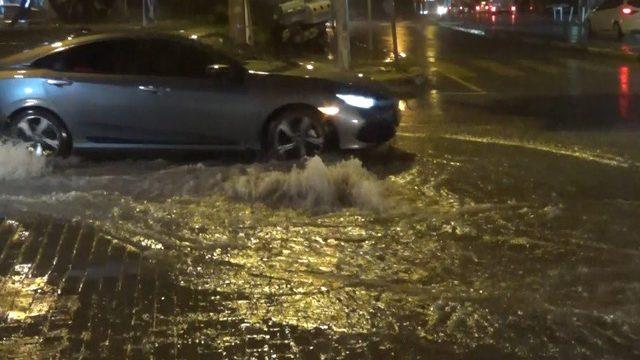 İzmir’de sağanak yağış nedeniyle caddeler göle döndü