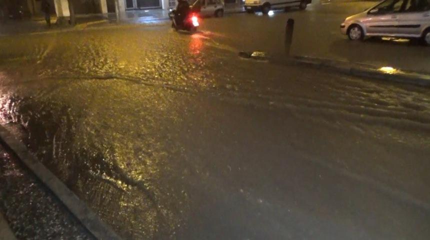 İzmir&rsquo;de sağanak yağış nedeniyle caddeler g&ouml;le d&ouml;nd&uuml;