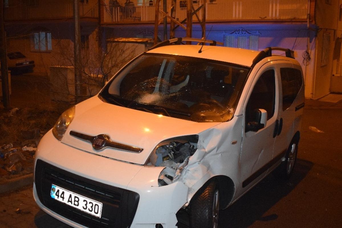 Hafif ticari ara&ccedil;la &ccedil;arpışan motosikletli ağır yaralandı