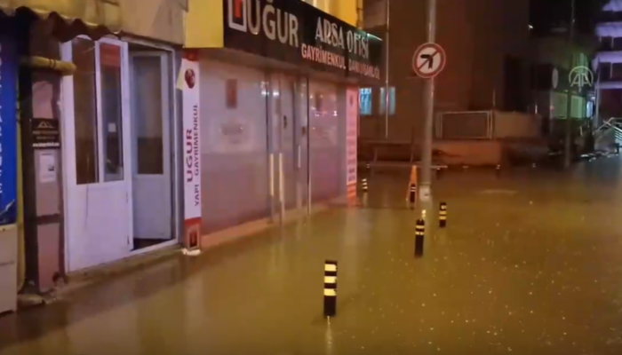İstanbul'da sağanak yağış! Silivri'de bazı iş yerlerini su bastı