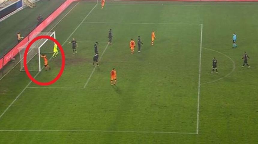 Galatasaray'da Mbaye Diagne direğe kafa attı!