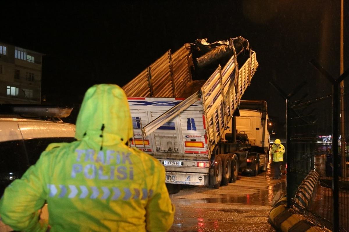 D100&rsquo;de damperi a&ccedil;ılan tırın dorsesi &uuml;st ge&ccedil;ide &ccedil;arptı