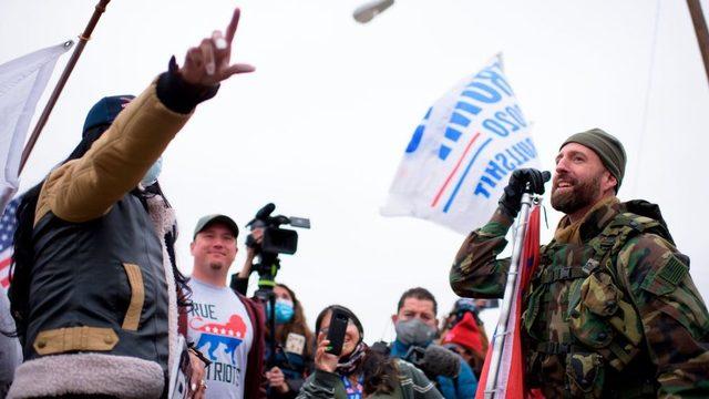 Trump'ı protesto edenler ile destekçileri, Teksas'ta karşı karşıya geldi.