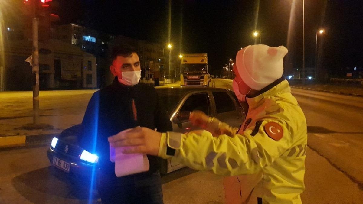 Ehliyetsiz s&uuml;r&uuml;c&uuml; otomobili ile cenazeye gitmeye kalkıştı, polislere yakalandı