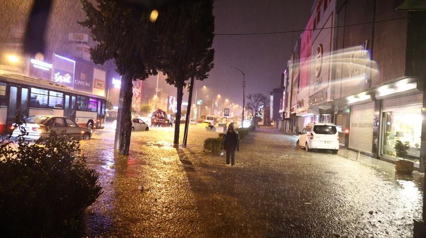 Sağanak yağış İzmir'i vurdu! Akıntıya kapılan kadını bekçiler kurtardı