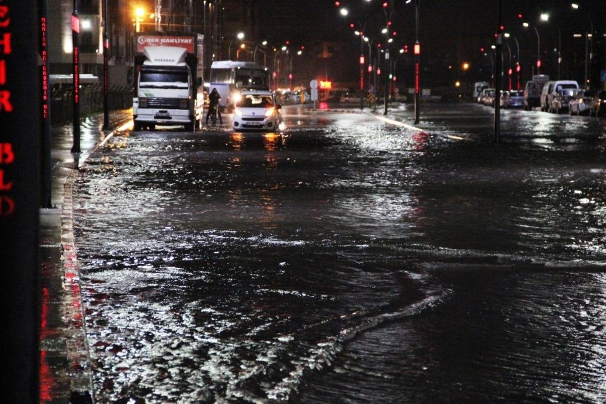 Manisa&rsquo;da sağanak yağış cadde ve sokakları g&ouml;le &ccedil;evirdi