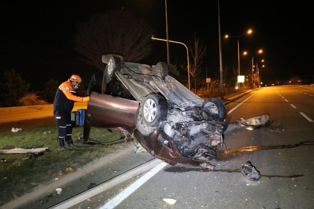 Aydınlatma direğini devirerek takla atan ara&ccedil;ta 3 kişi yaralandı