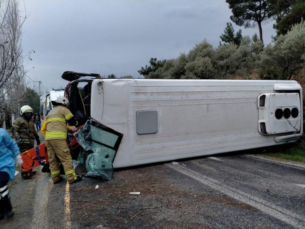Kemalpaşa Belediyesi&rsquo;nin servis aracı kaza yaptı: 4 yaralı