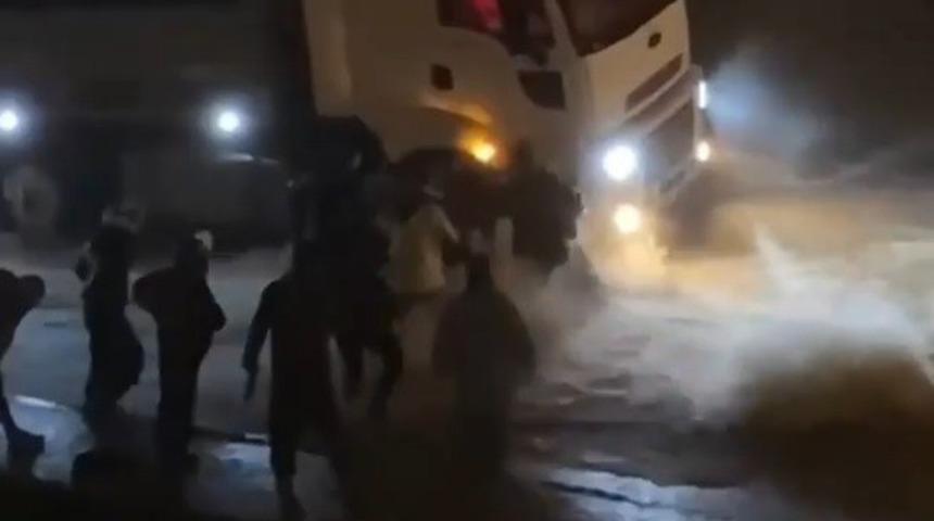 Selde s&uuml;r&uuml;klenen kadının kurtarılma anı kamerada