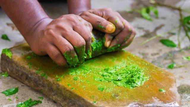 Saç kepeğini kökünden çözen maske tarifleri! Bu maskeyi Hintli kadınlar yüzlerce yıldır kullanıyor