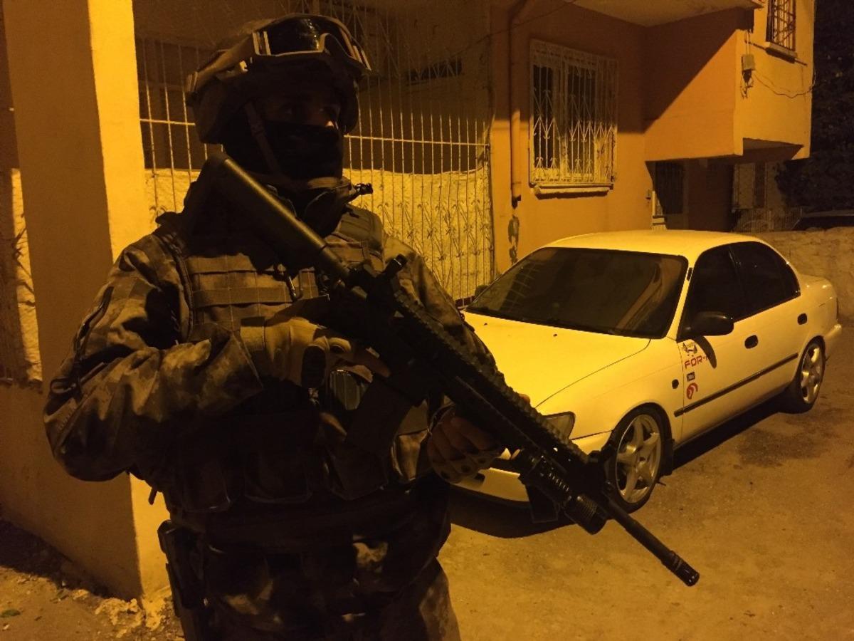 Komiserli, polisli organize su&ccedil; &ouml;rg&uuml;t&uuml;ne dev operasyon