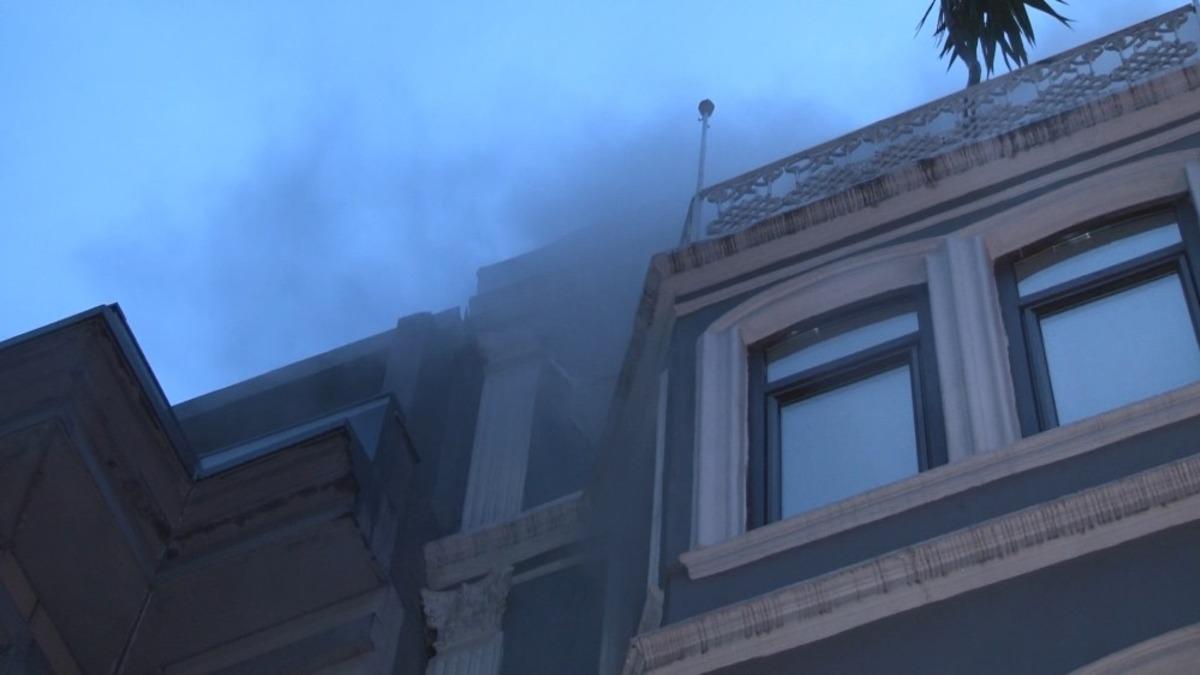 Beyoğlu&rsquo;nda otel yangınında 2 kişi i&ccedil;eride mahsur kaldı