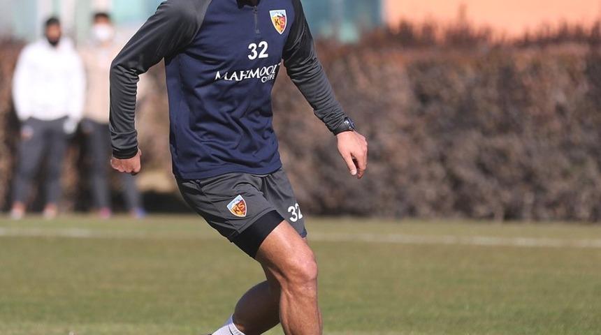 Yasir Subaşı form tutuyor