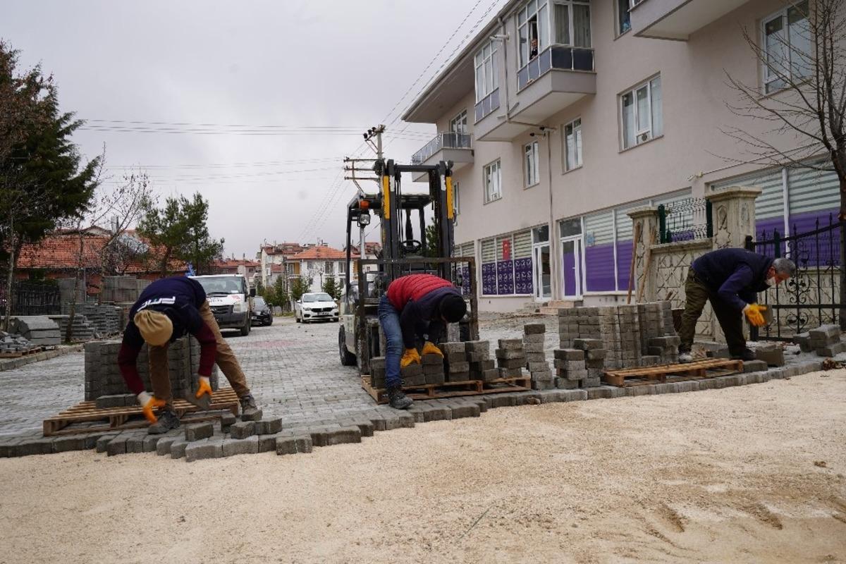 Isparta Belediyesi sokaklara kilit parke taşı d&ouml;ş&uuml;yor
