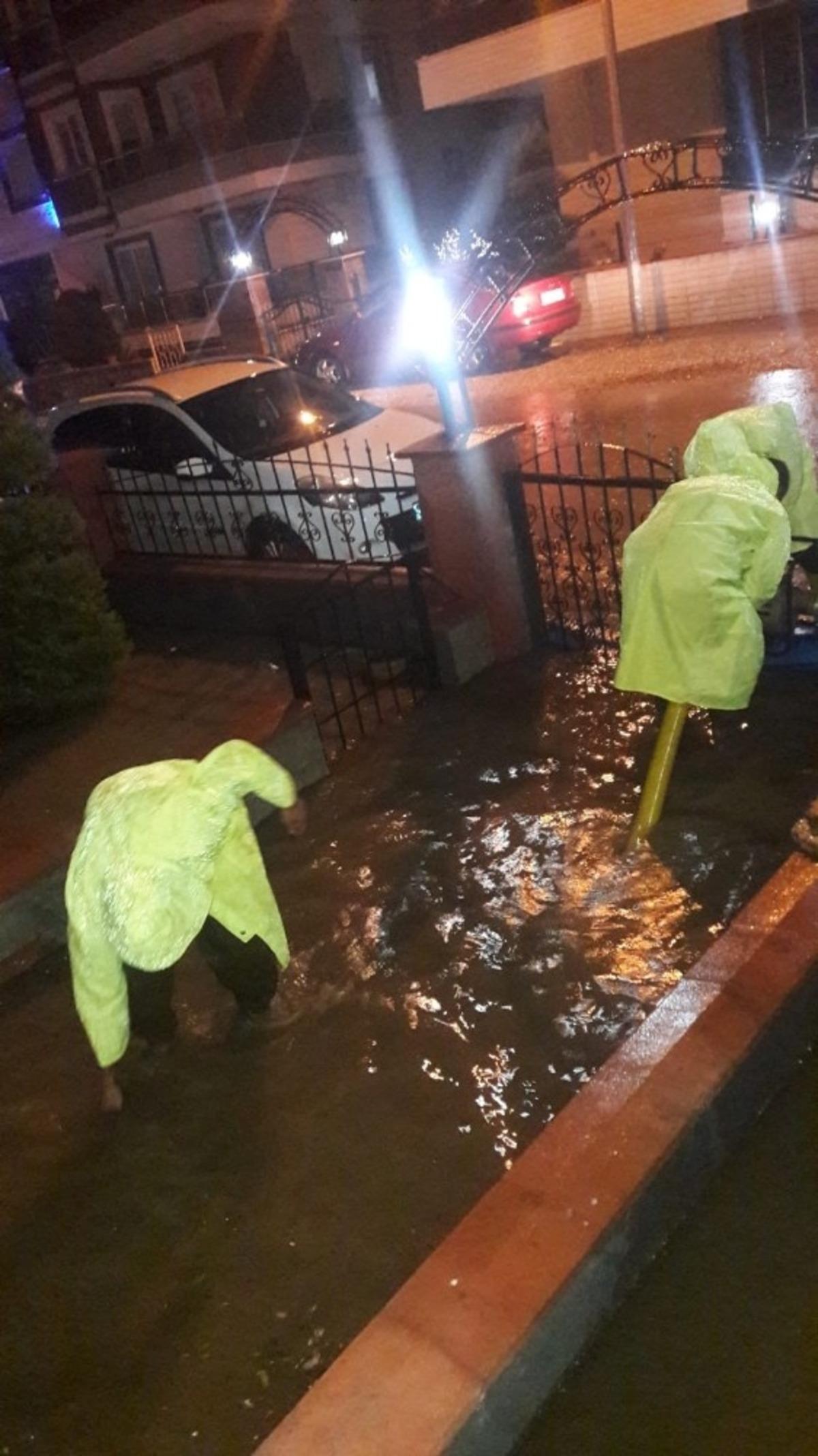 Edremit&rsquo;te sağanak yağış hayatı olumsuz etkiledi