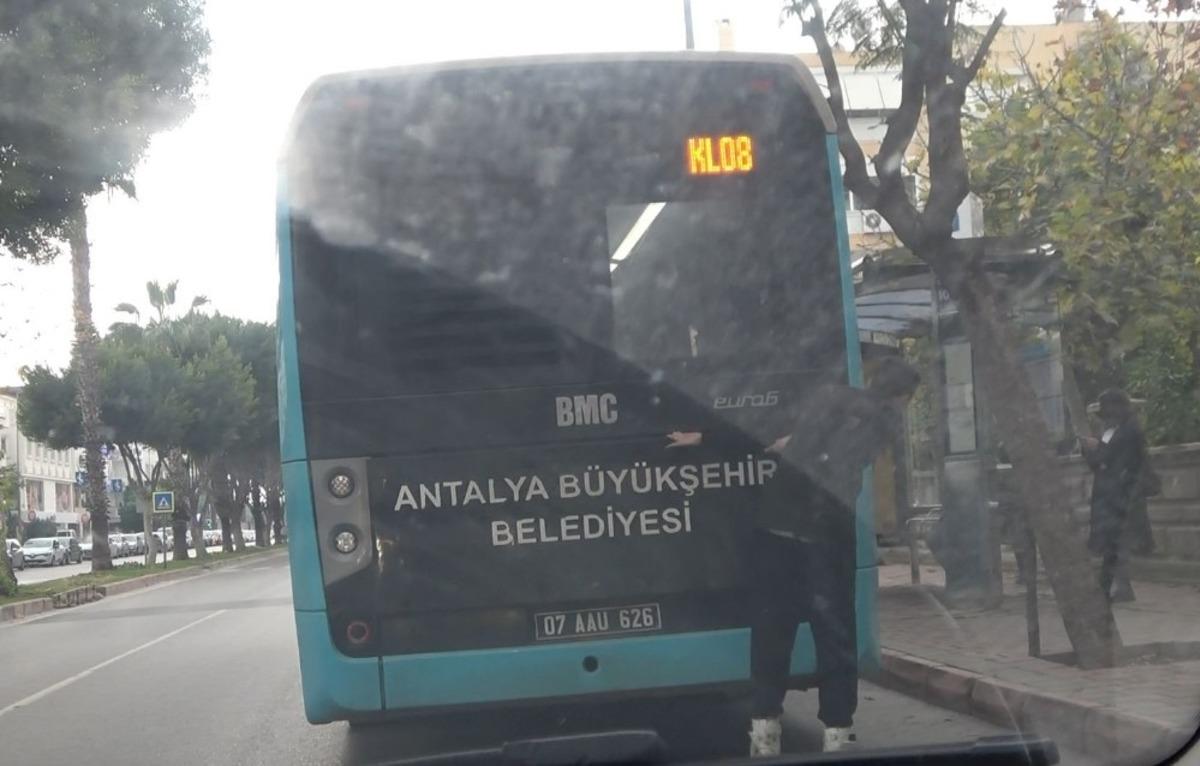 Otob&uuml;s&uuml;n arkasına takılan patenli gen&ccedil; şof&ouml;r&uuml;n elinden zor kurtuldu