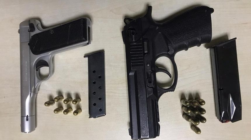 Ruhsatsız tabancayla gezinirken polise yakalandılar