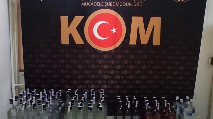 Ş&uuml;pheli ara&ccedil;ta 83 litre sahte i&ccedil;ki bulundu