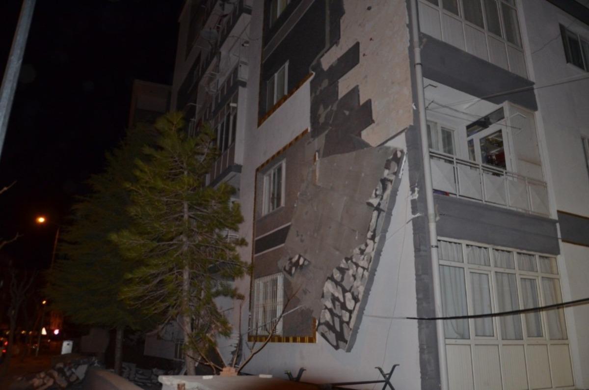 Fırtına apartmanın dış cephe kaplamasını s&ouml;kt&uuml;