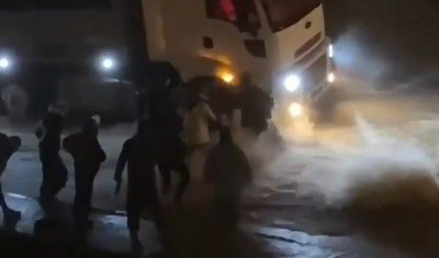 Selde tırın altına sürüklenen kadını kurtaran şoför o anları anlattı 1