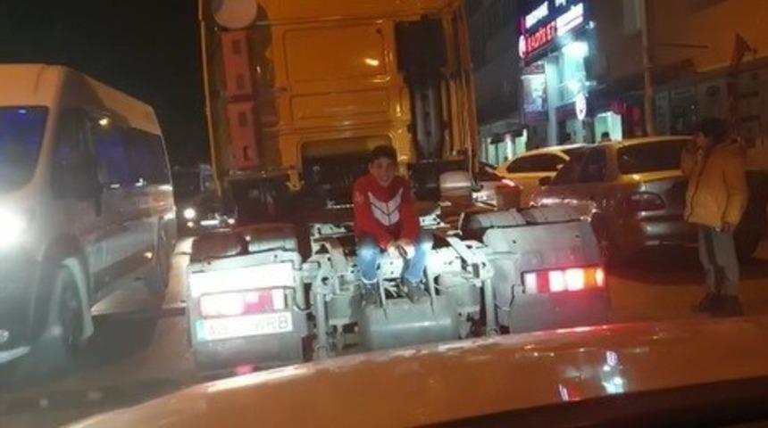 TIR&rsquo;ın arkasında tehlikeli yolculuk